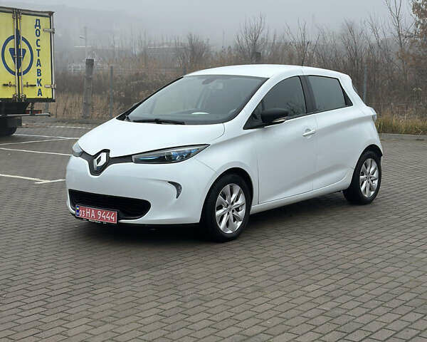 Белый Рено Зое, объемом двигателя 0 л и пробегом 126 тыс. км за 8800 $, фото 1 на Automoto.ua