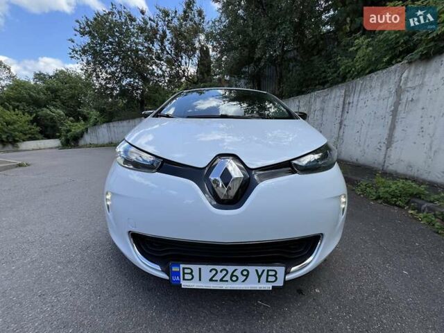 Белый Рено Зое, объемом двигателя 0 л и пробегом 120 тыс. км за 10500 $, фото 4 на Automoto.ua