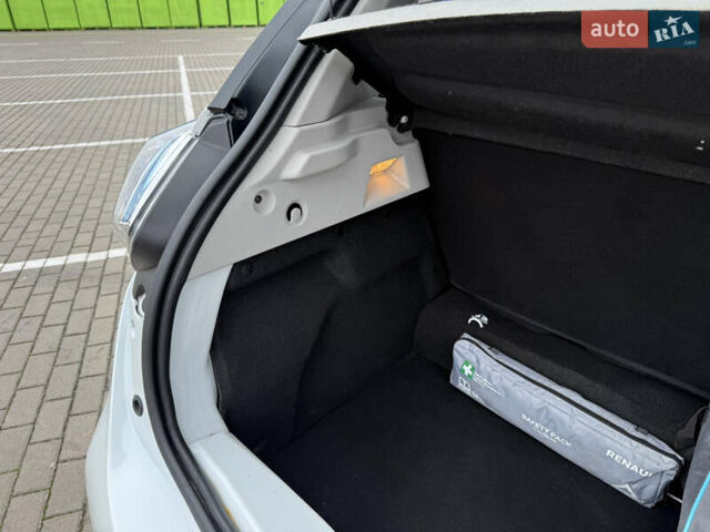 Білий Рено Зое, об'ємом двигуна 0 л та пробігом 56 тис. км за 9800 $, фото 16 на Automoto.ua