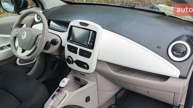 Белый Рено Зое, объемом двигателя 0 л и пробегом 62 тыс. км за 9999 $, фото 30 на Automoto.ua