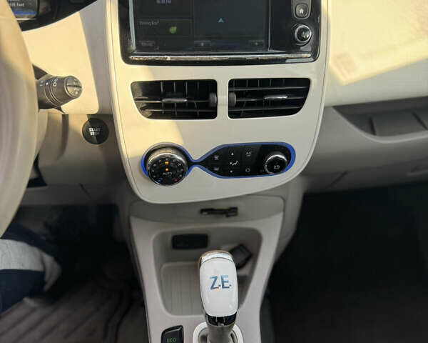 Білий Рено Зое, об'ємом двигуна 0 л та пробігом 87 тис. км за 8500 $, фото 13 на Automoto.ua