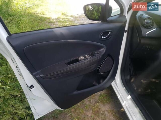 Белый Рено Зое, объемом двигателя 0 л и пробегом 95 тыс. км за 11000 $, фото 16 на Automoto.ua