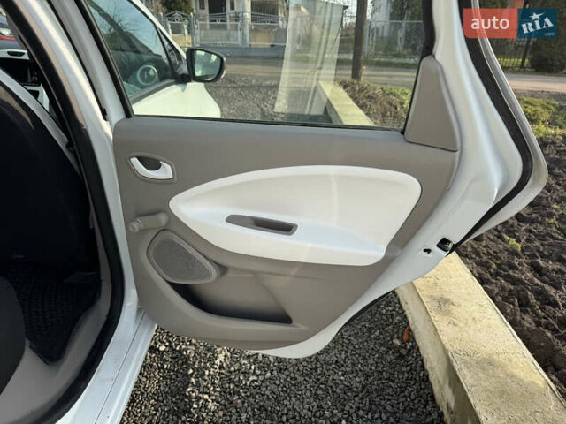 Білий Рено Зое, об'ємом двигуна 0 л та пробігом 47 тис. км за 8700 $, фото 20 на Automoto.ua
