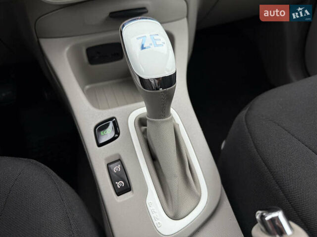 Белый Рено Зое, объемом двигателя 0 л и пробегом 127 тыс. км за 9200 $, фото 53 на Automoto.ua