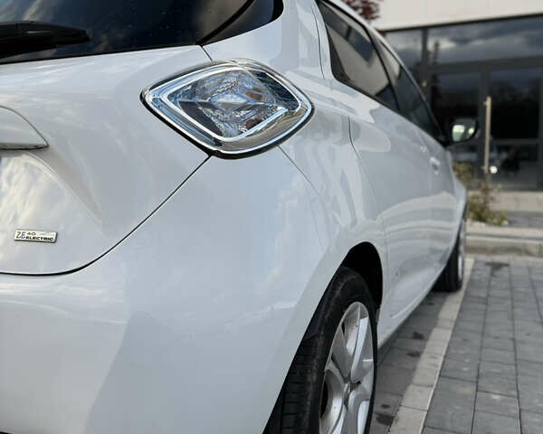 Белый Рено Зое, объемом двигателя 0 л и пробегом 75 тыс. км за 9900 $, фото 26 на Automoto.ua