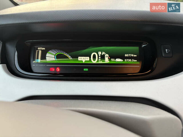 Белый Рено Зое, объемом двигателя 0 л и пробегом 65 тыс. км за 9200 $, фото 8 на Automoto.ua