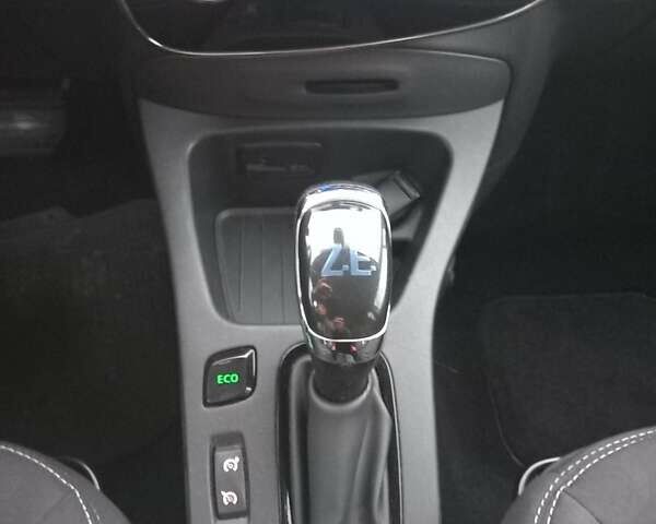 Белый Рено Зое, объемом двигателя 0 л и пробегом 39 тыс. км за 10900 $, фото 18 на Automoto.ua