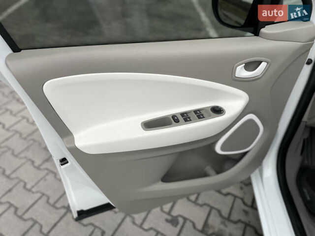 Белый Рено Зое, объемом двигателя 0 л и пробегом 98 тыс. км за 9300 $, фото 12 на Automoto.ua