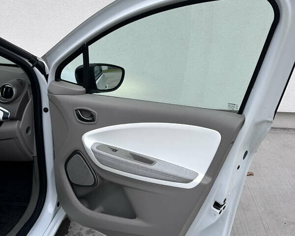 Белый Рено Зое, объемом двигателя 0 л и пробегом 96 тыс. км за 9800 $, фото 26 на Automoto.ua