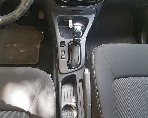 Белый Рено Зое, объемом двигателя 0 л и пробегом 95 тыс. км за 11000 $, фото 36 на Automoto.ua