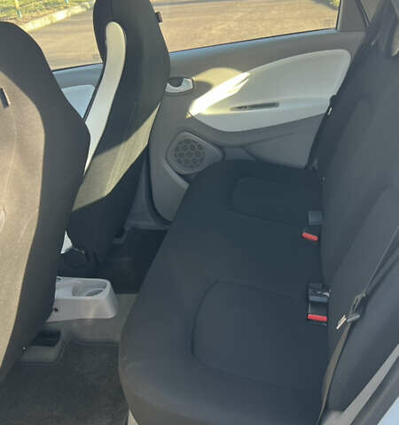 Белый Рено Зое, объемом двигателя 0 л и пробегом 85 тыс. км за 8700 $, фото 12 на Automoto.ua