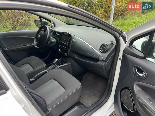 Белый Рено Зое, объемом двигателя 0 л и пробегом 150 тыс. км за 8800 $, фото 15 на Automoto.ua