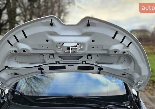 Белый Рено Зое, объемом двигателя 0 л и пробегом 71 тыс. км за 9550 $, фото 61 на Automoto.ua