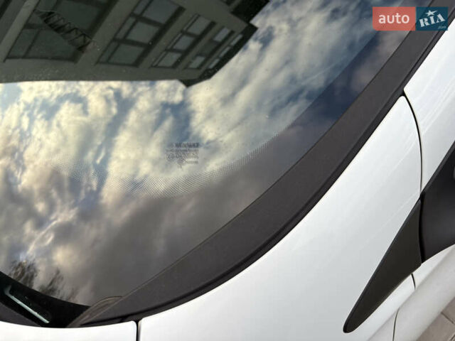 Белый Рено Зое, объемом двигателя 0 л и пробегом 44 тыс. км за 9999 $, фото 16 на Automoto.ua