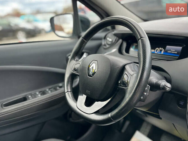 Белый Рено Зое, объемом двигателя 0 л и пробегом 140 тыс. км за 9300 $, фото 14 на Automoto.ua