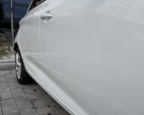 Белый Рено Зое, объемом двигателя 0 л и пробегом 75 тыс. км за 9900 $, фото 19 на Automoto.ua