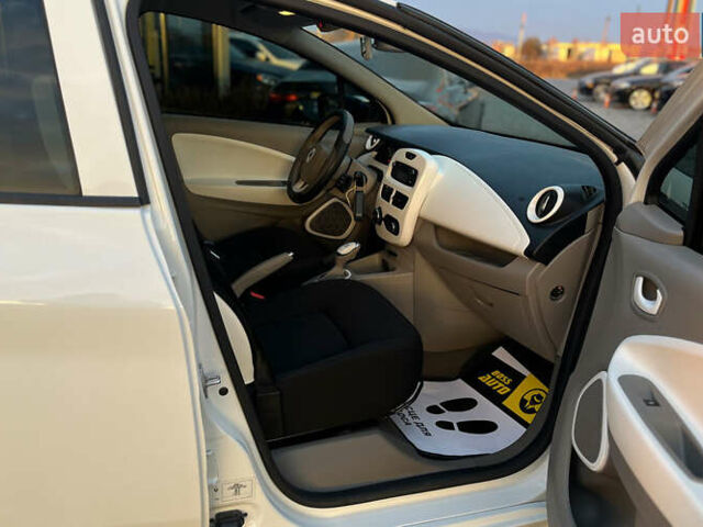 Белый Рено Зое, объемом двигателя 0 л и пробегом 153 тыс. км за 8000 $, фото 21 на Automoto.ua
