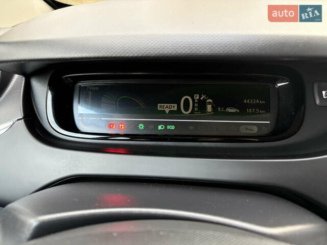 Белый Рено Зое, объемом двигателя 0 л и пробегом 44 тыс. км за 9999 $, фото 9 на Automoto.ua