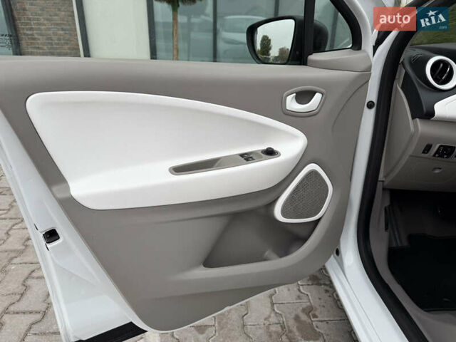 Белый Рено Зое, объемом двигателя 0 л и пробегом 127 тыс. км за 9200 $, фото 40 на Automoto.ua