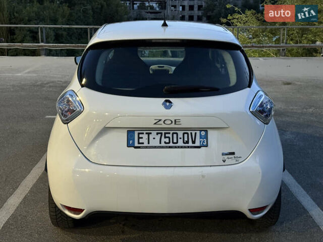 Белый Рено Зое, объемом двигателя 0 л и пробегом 82 тыс. км за 8999 $, фото 4 на Automoto.ua