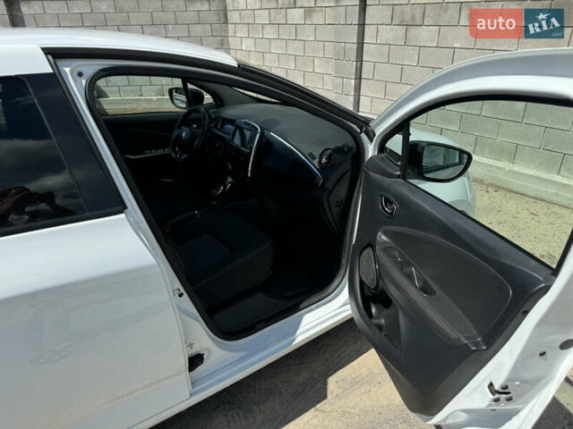 Белый Рено Зое, объемом двигателя 0 л и пробегом 114 тыс. км за 9500 $, фото 15 на Automoto.ua