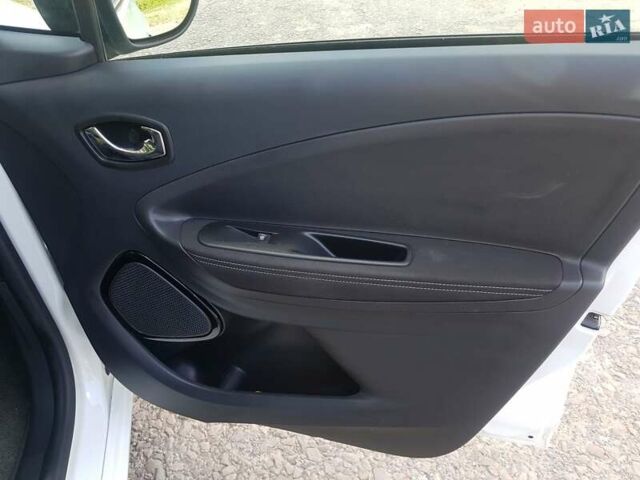 Белый Рено Зое, объемом двигателя 0 л и пробегом 95 тыс. км за 11000 $, фото 19 на Automoto.ua
