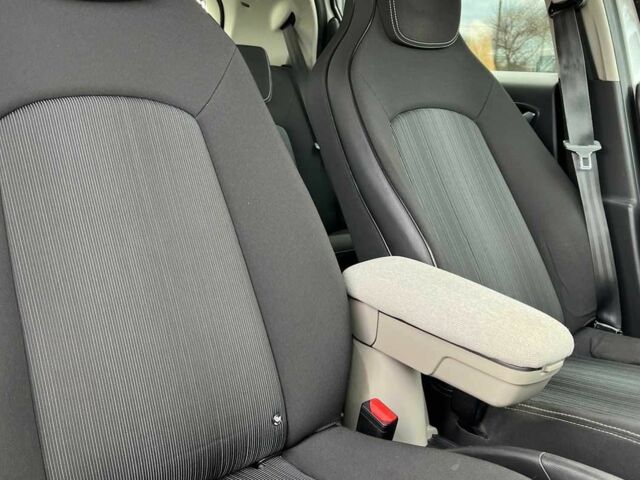 Белый Рено Зое, объемом двигателя 0 л и пробегом 140 тыс. км за 9300 $, фото 20 на Automoto.ua