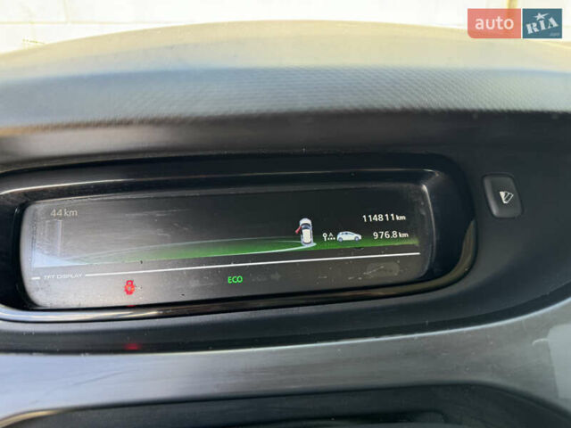 Белый Рено Зое, объемом двигателя 0 л и пробегом 114 тыс. км за 9500 $, фото 13 на Automoto.ua