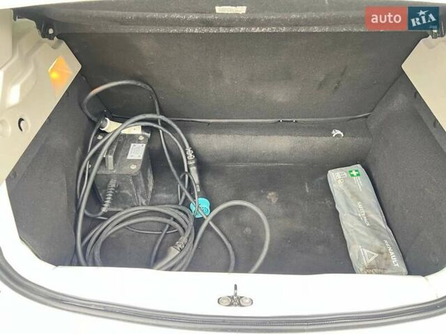 Белый Рено Зое, объемом двигателя 0 л и пробегом 109 тыс. км за 9499 $, фото 8 на Automoto.ua