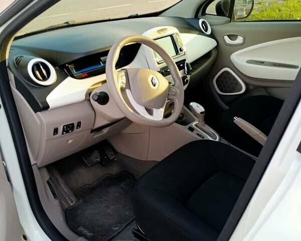 Белый Рено Зое, объемом двигателя 0 л и пробегом 21 тыс. км за 10800 $, фото 4 на Automoto.ua