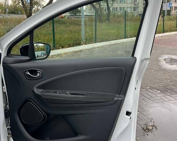 Белый Рено Зое, объемом двигателя 0 л и пробегом 109 тыс. км за 9499 $, фото 21 на Automoto.ua