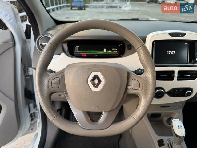 Белый Рено Зое, объемом двигателя 0 л и пробегом 70 тыс. км за 9200 $, фото 12 на Automoto.ua