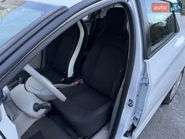 Белый Рено Зое, объемом двигателя 0 л и пробегом 82 тыс. км за 8999 $, фото 13 на Automoto.ua