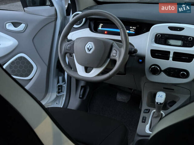 Белый Рено Зое, объемом двигателя 0 л и пробегом 82 тыс. км за 8999 $, фото 11 на Automoto.ua