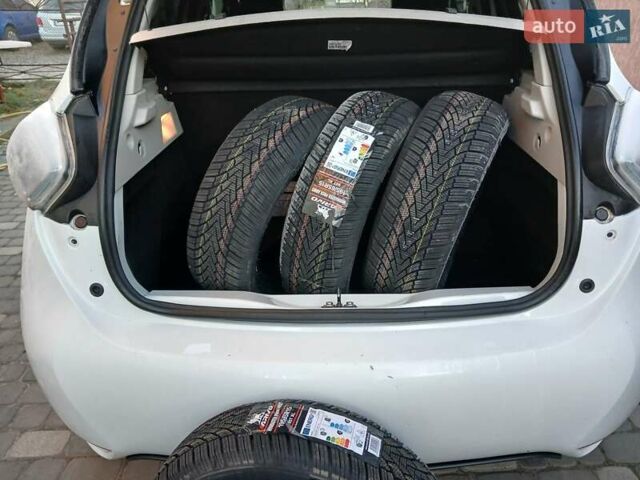 Белый Рено Зое, объемом двигателя 0 л и пробегом 64 тыс. км за 9200 $, фото 23 на Automoto.ua