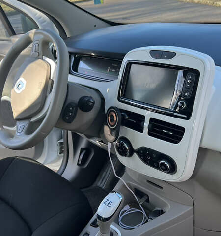 Белый Рено Зое, объемом двигателя 0 л и пробегом 85 тыс. км за 8700 $, фото 19 на Automoto.ua