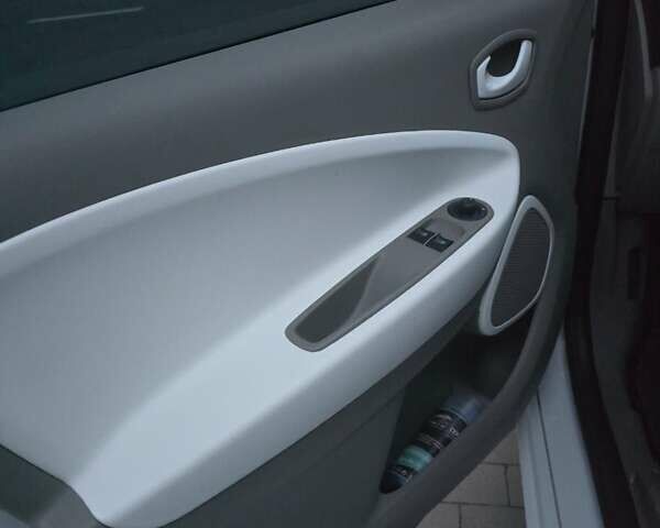 Белый Рено Зое, объемом двигателя 0 л и пробегом 122 тыс. км за 9000 $, фото 3 на Automoto.ua