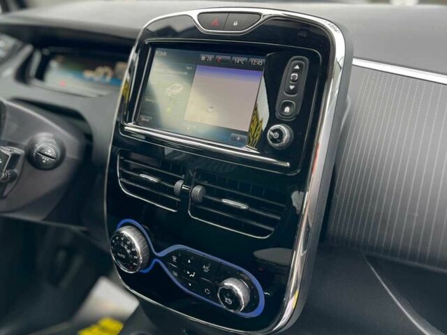 Белый Рено Зое, объемом двигателя 0 л и пробегом 140 тыс. км за 9300 $, фото 15 на Automoto.ua