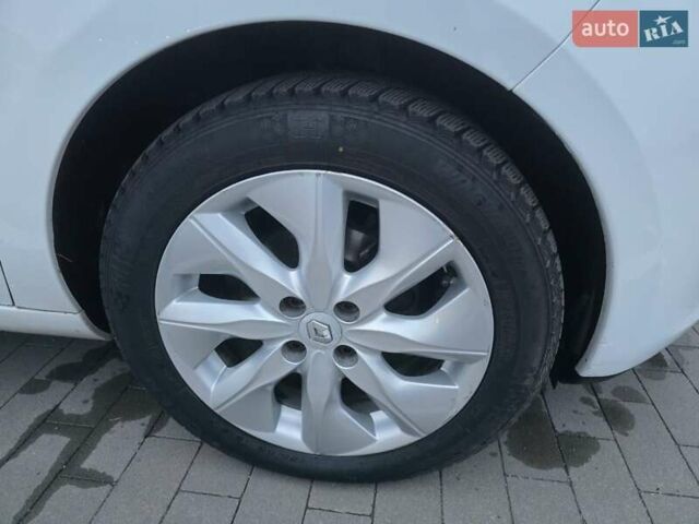 Белый Рено Зое, объемом двигателя 0 л и пробегом 122 тыс. км за 9000 $, фото 8 на Automoto.ua