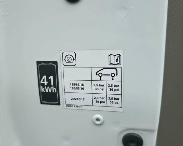 Белый Рено Зое, объемом двигателя 0 л и пробегом 85 тыс. км за 7999 $, фото 8 на Automoto.ua