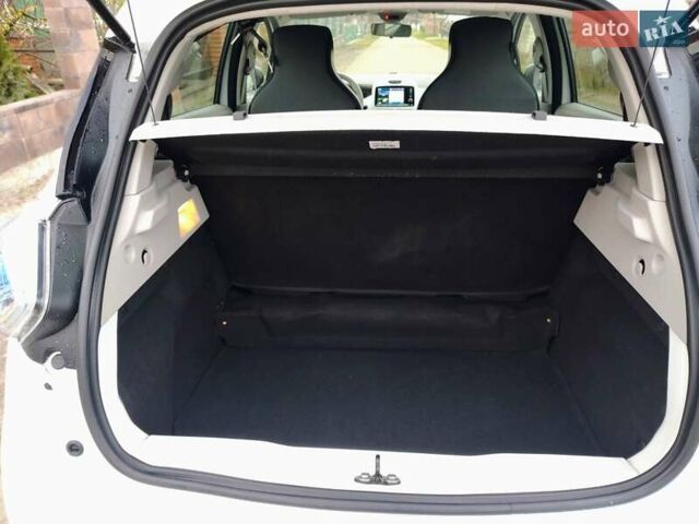 Белый Рено Зое, объемом двигателя 0 л и пробегом 90 тыс. км за 8900 $, фото 7 на Automoto.ua