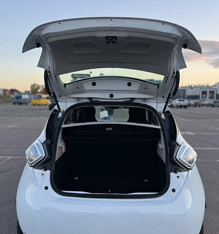 Белый Рено Зое, объемом двигателя 0 л и пробегом 117 тыс. км за 9800 $, фото 15 на Automoto.ua
