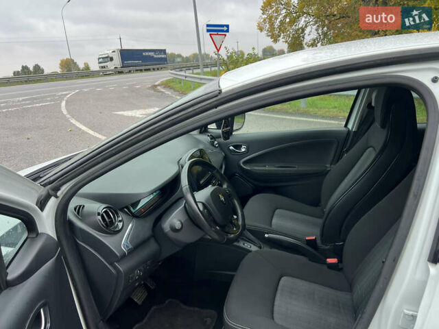 Белый Рено Зое, объемом двигателя 0 л и пробегом 150 тыс. км за 8800 $, фото 7 на Automoto.ua