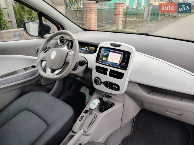 Белый Рено Зое, объемом двигателя 0 л и пробегом 90 тыс. км за 8900 $, фото 10 на Automoto.ua