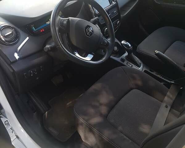 Белый Рено Зое, объемом двигателя 0 л и пробегом 95 тыс. км за 11000 $, фото 31 на Automoto.ua