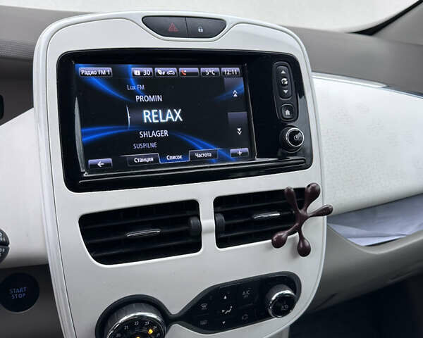 Белый Рено Зое, объемом двигателя 0 л и пробегом 96 тыс. км за 9800 $, фото 16 на Automoto.ua