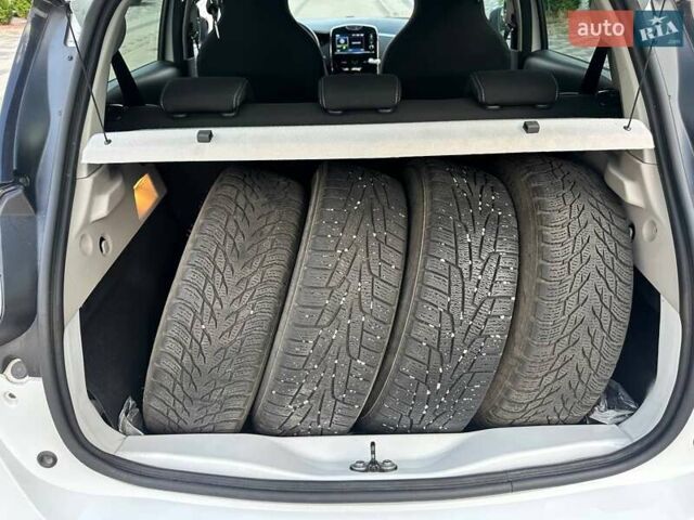 Белый Рено Зое, объемом двигателя 0 л и пробегом 72 тыс. км за 11700 $, фото 7 на Automoto.ua