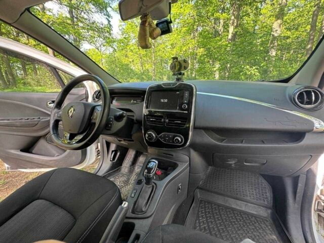 Белый Рено Зое, объемом двигателя 0 л и пробегом 51 тыс. км за 9999 $, фото 12 на Automoto.ua