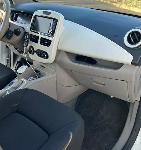 Белый Рено Зое, объемом двигателя 0 л и пробегом 85 тыс. км за 8700 $, фото 17 на Automoto.ua