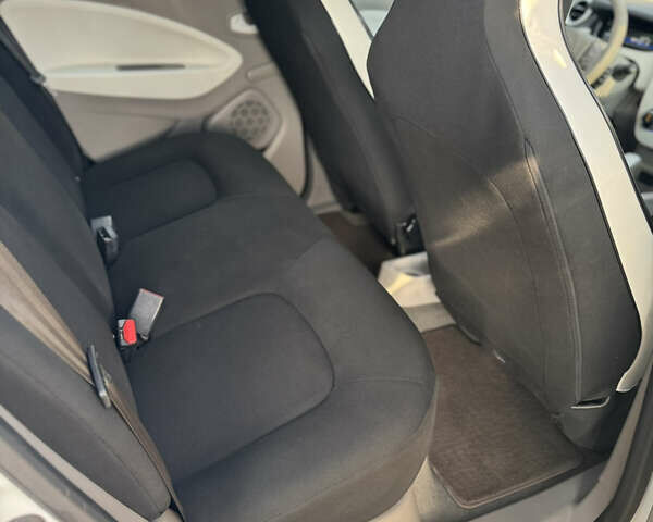 Білий Рено Зое, об'ємом двигуна 0 л та пробігом 87 тис. км за 8500 $, фото 22 на Automoto.ua